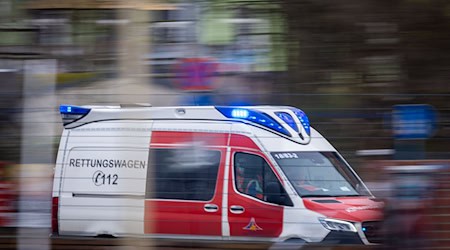 Ein Rettungswagen fährt zu einem Einsatzort. In Coburg sind fünf Insassen eines Linienbusses bei einem Unfall verletzt worden. (Symbolbild) / Foto: Jens Büttner/dpa