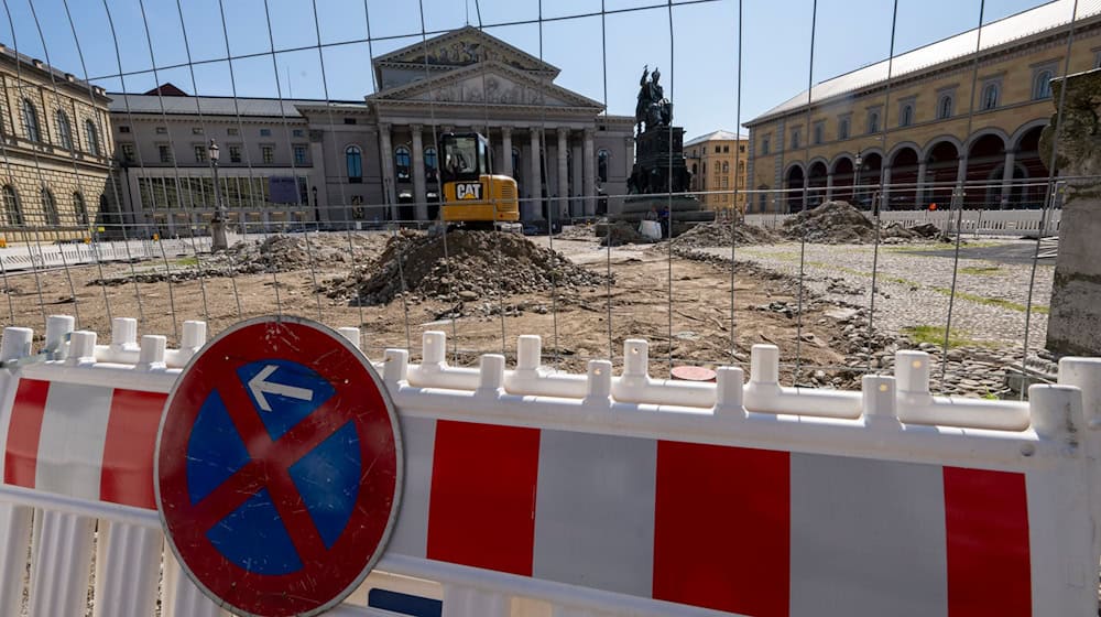 Bislang war der Platz vor der Bayerischen Staatsoper eine Asphaltwüste. Im Zuge von Bauarbeiten soll die Fläche begrünt werden und zum Verweilen einladen. / Foto: Peter Kneffel/dpa