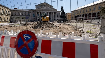 Bislang war der Platz vor der Bayerischen Staatsoper eine Asphaltwüste. Im Zuge von Bauarbeiten soll die Fläche begrünt werden und zum Verweilen einladen. / Foto: Peter Kneffel/dpa