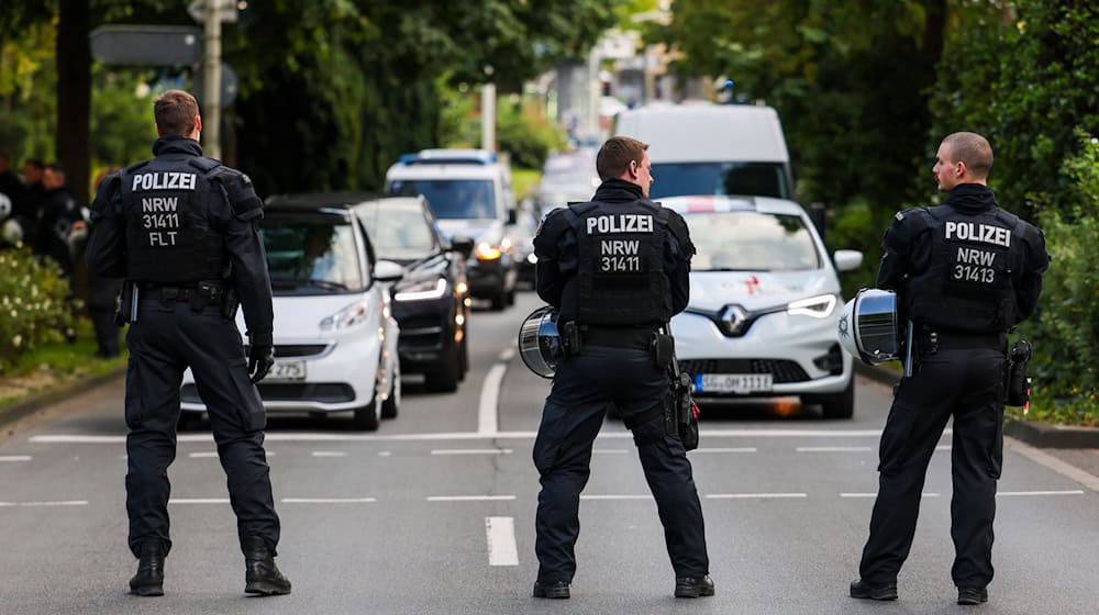 Nach der Messerattacke in Solingen mit drei Todesopfern sieht die Gewerkschaft eine massive Mehrbelastung der Polizei.  / Foto: Christoph Reichwein/dpa