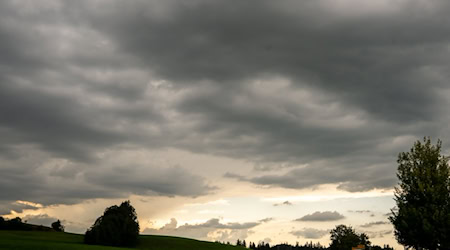 Am Wochenende kühlt es in Bayern ab und es wird bewölkt. (Archivbild) / Foto: Stefan Puchner/dpa