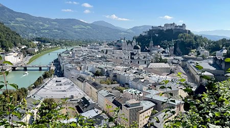 Vom Mönchsberg aus können Touristinnen und Touristen einen guten Blick auf Salzburg bekommen - die Festspiele wollen in dem Berg mehr Platz schaffen. (Archivbild) / Foto: Anita Arneitz/dpa-tmn