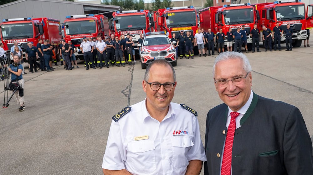 Herrmann verabschiedet mit dem Vorsitzender des Landesfeuerwehrverbandes einen Hilfskonvoi  / Foto: Peter Kneffel/dpa