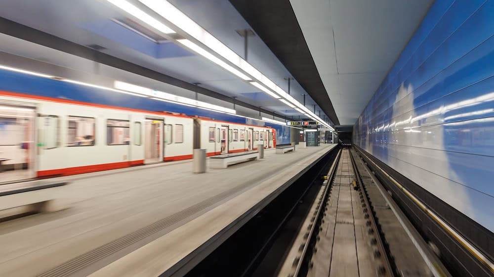 Innenminister Joachim Herrmann (CSU) will Gesichtserkennung durch KI auf öffentlichen Plätzen wie Bahnhöfen stärker zur Fahndung nutzen. (Symbolbild) / Foto: Daniel Karmann/dpa