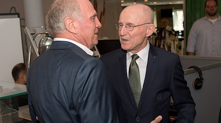 Zwei alte Rivalen, die sich am Ende versöhnt haben: Bayern Münchens Ehrenpräsident Uli Hoeneß und der verstorbene Wille Lemke beim 70. Geburtstag des früheren Werder-Managers in Bremen. / Foto: nordphoto/Ewert/dpa