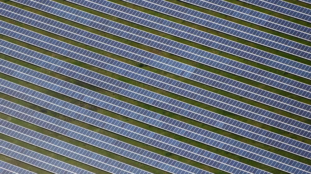 Nach einem Diebstahl in einem Solarpark in Niederbayern geht die Polizei von einem hohen Schaden aus. (Archivfoto) / Foto: Uli Deck/dpa