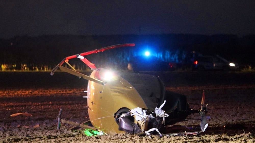 Pilot und Copilot wurden nach dem Absturz eines Hubschraubers ins Krankenhaus gebracht. / Foto: Thomas Krenn/zema-medien.de/dpa