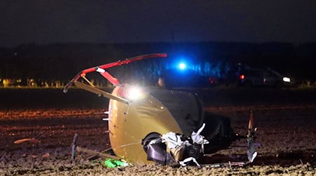 Pilot und Copilot wurden nach dem Absturz eines Hubschraubers ins Krankenhaus gebracht. / Foto: Thomas Krenn/zema-medien.de/dpa