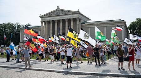 Hunderte Reichsbürger demonstrieren in München für ihre Ziele.  / Foto: -/dpa