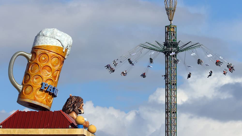 Die Paulaner-Brauerei ist eine der wichtigsten Beteiligungen des Münchner Familienkonzerns Schörghuber. Auf dem Bild die überdimensionierte Nachbildung eines Bierkrugs auf dem Oktoberfest. / Foto: Karl-Josef Hildenbrand/dpa