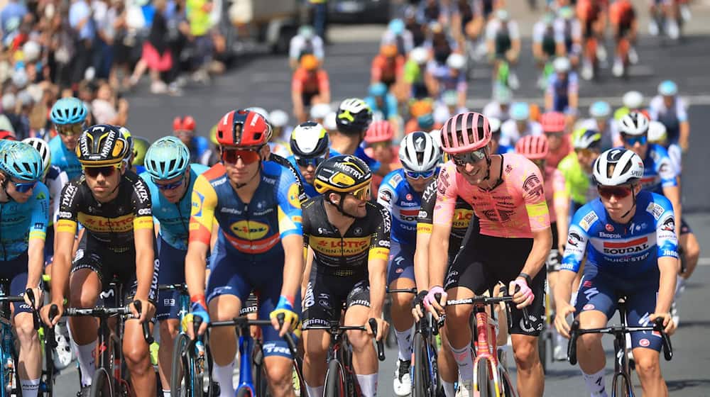 Das Fahrerfeld nach dem Start der ersten Etappe der Deutschland Tour. / Foto: Karl-Josef Hildenbrand/dpa