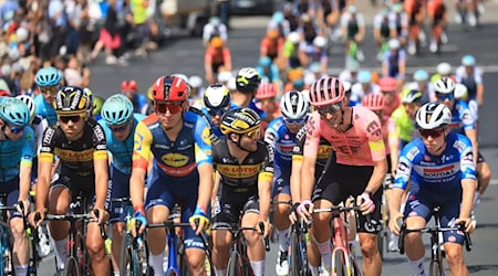 Das Fahrerfeld nach dem Start der ersten Etappe der Deutschland Tour. / Foto: Karl-Josef Hildenbrand/dpa