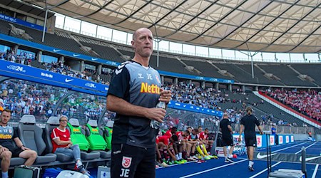 Joe Enochs will die Bilanz von Jahn Regensburg aufbessern. / Foto: Sebastian Räppold/Matthias Koch/dpa