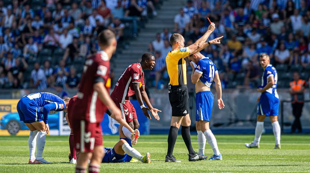 Mansour Ouro-Tagba vom SSV Jahn Regensburg ist für zwei Spiele gesperrt. / Foto: Sebastian Räppold/Matthias Koch/dpa