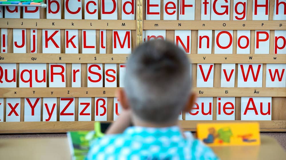 Die Staatsregierung will künftig vor der Einschulung in einem zweistufigen Verfahren den Sprachstand der Kinder feststellen lassen. (Symbolfoto) / Foto: Arno Burgi/ZB/dpa