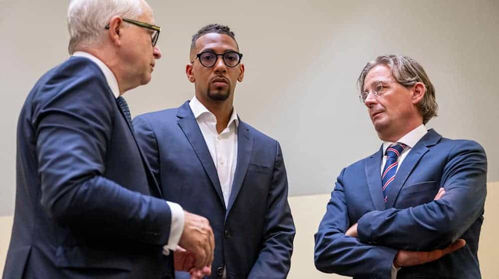 Ein Berliner Gericht prüft eine Klage gegen Ex-Fußball-Nationalspieler Jérôme Boateng wegen Äußerungen über eine Ex-Partnerin. (Archivbild)  / Foto: Peter Kneffel/dpa