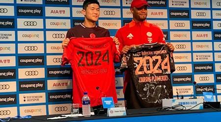 Trainer Vincent Kompany (r) mit Bayerns Südkorea-Star Minjae Kim vor dem Testspiel gegen Tottenham. / Foto: Klaus Bergmann/dpa