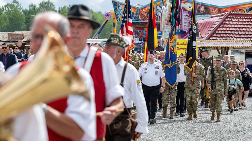 Beim amerikanisch-deutschen Volksfest in Grafenwöhr gibt es auch traditionell bayerische Musik. (Archivfoto) / Foto: Armin Weigel/dpa