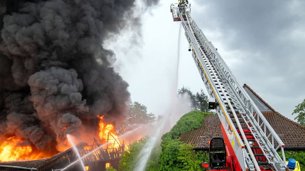 In Gereuth im Landkreis Haßberge hat vermutlich ein Blitz eine rund 2000 Quadratmeter große Lagerhalle mit Fahrzeugen in Brand gesetzt. / Foto: Pia Bayer/dpa