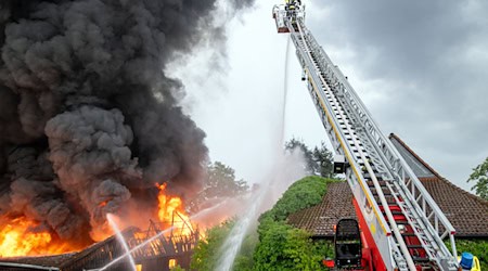 In Gereuth im Landkreis Haßberge hat vermutlich ein Blitz eine rund 2000 Quadratmeter große Lagerhalle mit Fahrzeugen in Brand gesetzt. / Foto: Pia Bayer/dpa