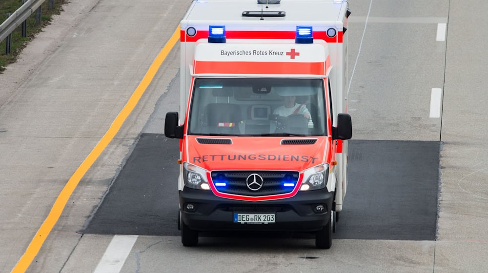 Ein Krankenwagen fährt über die Autobahn. Auf der A8 ist am Dienstagmorgen ein Lkw umgekippt. (Symbolbild) / Foto: picture alliance / dpa