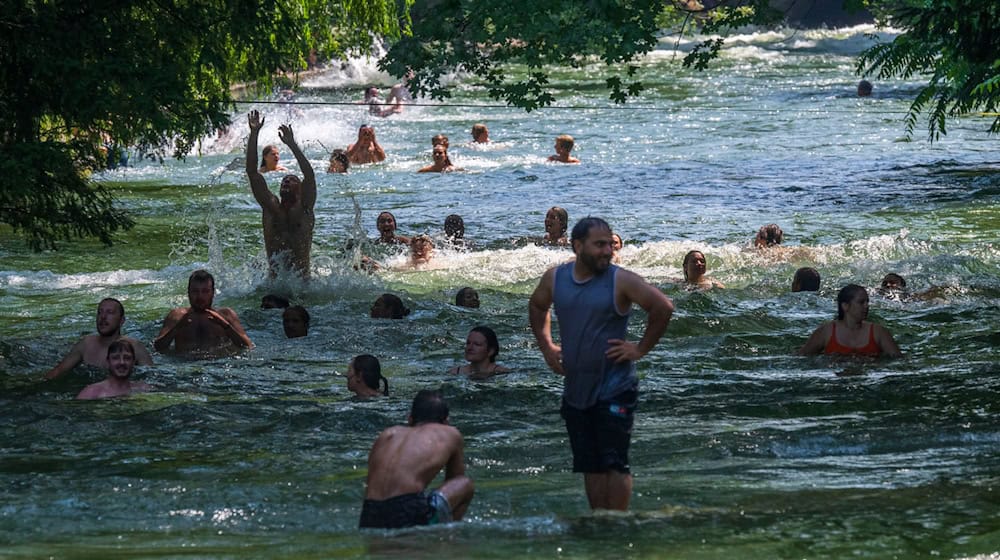 Der Eisbach mit seiner starken Strömung ist bei vielen Münchnern besonders an heißen Tagen zur Abkühlung beliebt. (Archivbild) / Foto: Peter Kneffel/dpa
