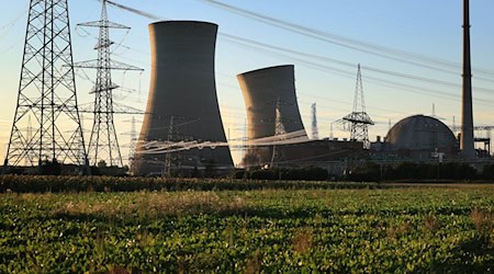 Die Störaktion eines Mannes bei der Sprengung der Kühltürme des stillgelegten Kernkraftwerks Grafenrheinfeld könnte Schadenersatzansprüche nach sich ziehen. / Foto: Karl-Josef Hildenbrand/dpa