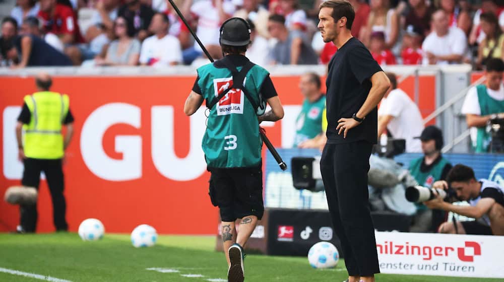 Trainer Julian Schuster tritt mit dem SC Freiburg am Sonntag beim FC Bayern in München an. / Foto: Philipp von Ditfurth/dpa