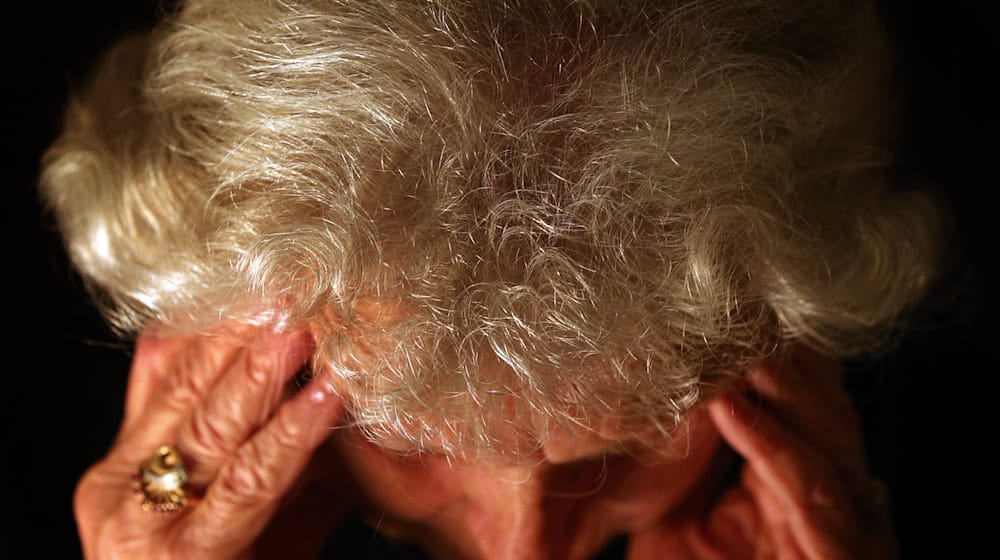 In Bayern steigt die Zahl der Demenkranken (Symbolbild). / Foto: Karl-Josef Hildenbrand/dpa