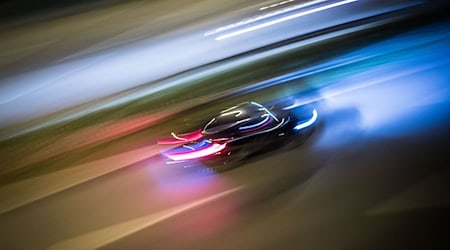 Betrunken und mit mehr als 100 Stundenkilometern ist ein Mann vor der Polizei geflüchtet. (Symbolbild) / Foto: Frank Rumpenhorst/dpa