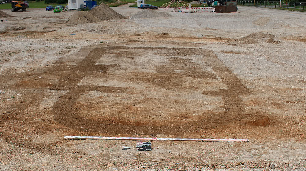 Bei Bauarbeiten wird der Grundriss einer jahrhunderalten Kirche freigelegt. / Foto: ---/Archäologisches Büro Anzenberger & Leicht GbR/dpa