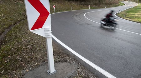 Ein Motorradfahrer ist auf einer Straße in den Alpen gestürzt (Symbolbild) / Foto: Marijan Murat/dpa