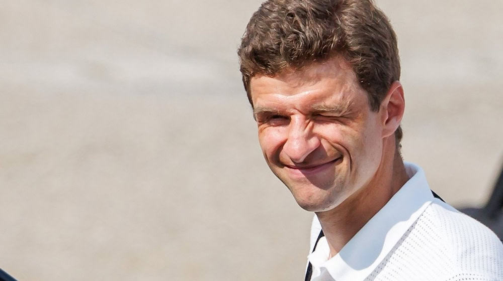 Thomas Müller findet die Entwicklungen beim FC Bayern München gut. / Foto: Daniel Karmann/dpa