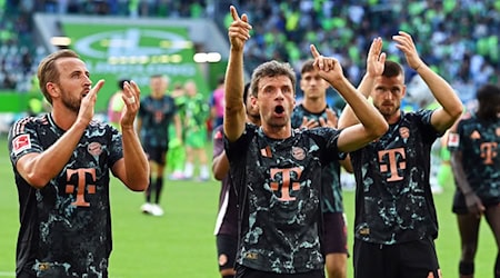 Der Rekord-Bundesliga-Spieler des FC Bayern: Thomas Müller feiert den 3:2-Sieg in Wolfsburg. / Foto: Swen Pförtner/dpa