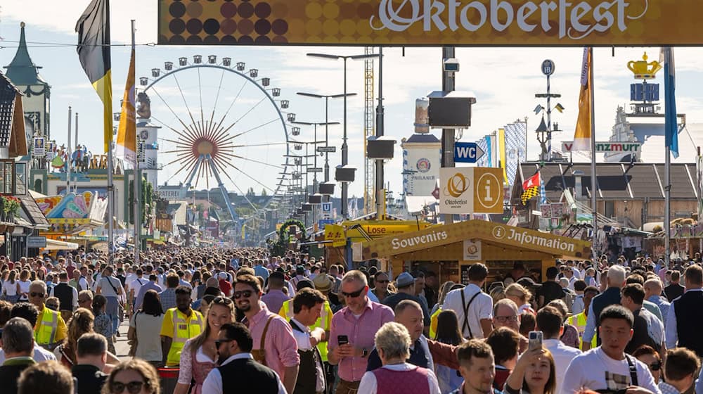 Die Sicherheitskontrollen auf dem diesjährigen Oktoberfest sollen intensiviert werden. Grund ist der Anschlag auf ein Volksfest in Solingen, bei dem drei Menschen starben.  / Foto: Peter Kneffel/dpa