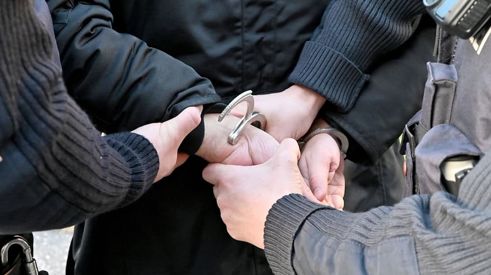Ein mutmaßlicher Betrüger wurde in Frankreich verhaftet. (Symbolbild) / Foto: Carsten Rehder/dpa