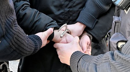 Ein mutmaßlicher Betrüger wurde in Frankreich verhaftet. (Symbolbild) / Foto: Carsten Rehder/dpa