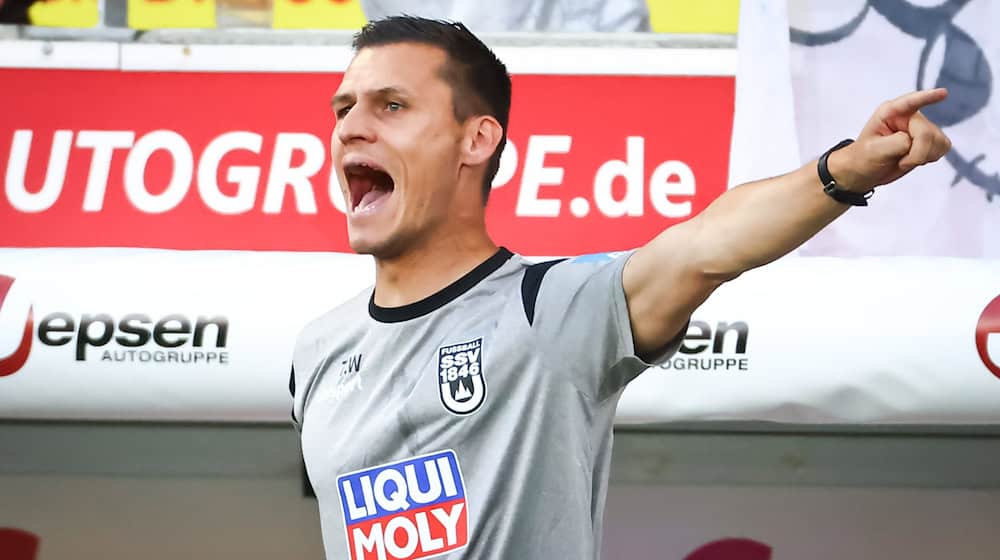 Trainer Thomas Wörle will mit Zweitliga-Aufsteiger Ulm den großen FC Bayern aus dem DFB-Pokal werfen. / Foto: Daniel Karmann/dpa