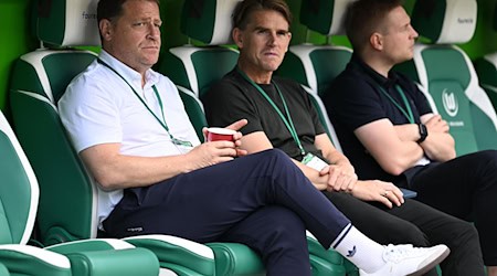 Kommt noch ein neuer Abwehrspieler?  Sportvorstand Max Eberl und Sportdirektor Christoph Freund vom FC Bayern München vor dem Spiel in Wolfsburg. / Foto: Swen Pförtner/dpa