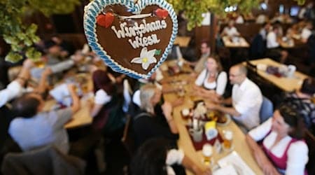 Fast wie im Festzelt: die Wirtshaus-Wiesn. (Archivbild) / Foto: Angelika Warmuth/dpa