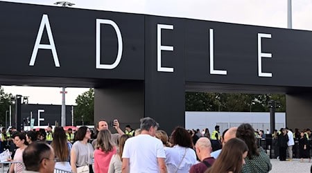 Besucher sind auf dem Weg zu einem Konzert der britischen Sängerin Adele. / Foto: Felix Hörhager/dpa