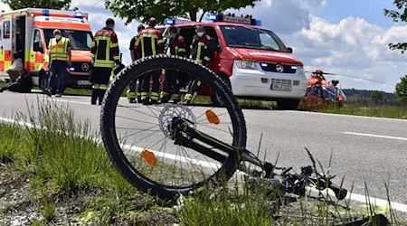 Ein 76-jähriger Radfahrer ist im Kreis Würzburg von einem Auto erfasst worden und gestorben. (Symbolbild) / Foto: Nicols Schäfers/-/dpa