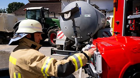 Gerade bei den zunehmenden Bränden auf Feldern oder in Wäldern sind die meist freiwilligen Feuerwehren im Freistaat teils dringend auf die Bauern angewiesen. / Foto: Lennart Preiss/dpa