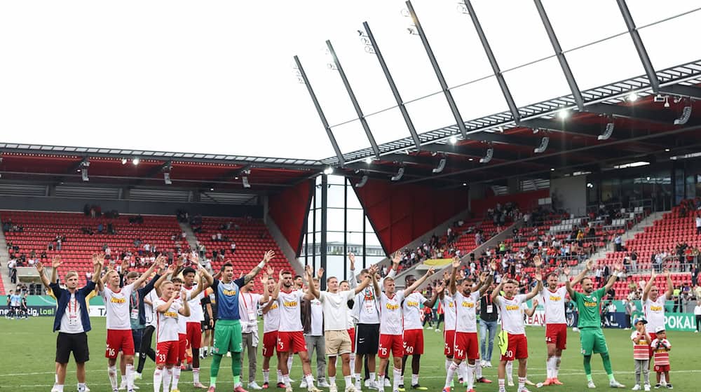 Die Fußballer von Jahn Regensburg jubeln nach der Pokal-Überraschung gegen Bochum. / Foto: Stefan Bösl/dpa