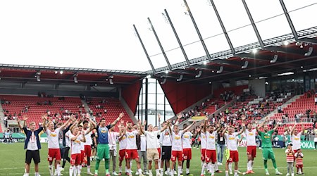 Die Fußballer von Jahn Regensburg jubeln nach der Pokal-Überraschung gegen Bochum. / Foto: Stefan Bösl/dpa