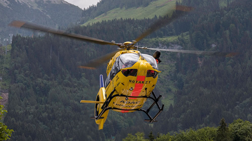 Mit einem Rettungshubschrauber ist der schwer verletzte Rennradfahrer in ein Krankenhaus nach Salzburg gebracht worden. (Symbolbild) / Foto: Markus Leitner/BRK BGL/dpa