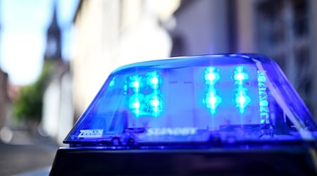 Ein betrunkener Mann soll einen Mann von seinem Rohlstuhl gestoßen haben (Symbolbild) / Foto: Patrick Seeger/dpa