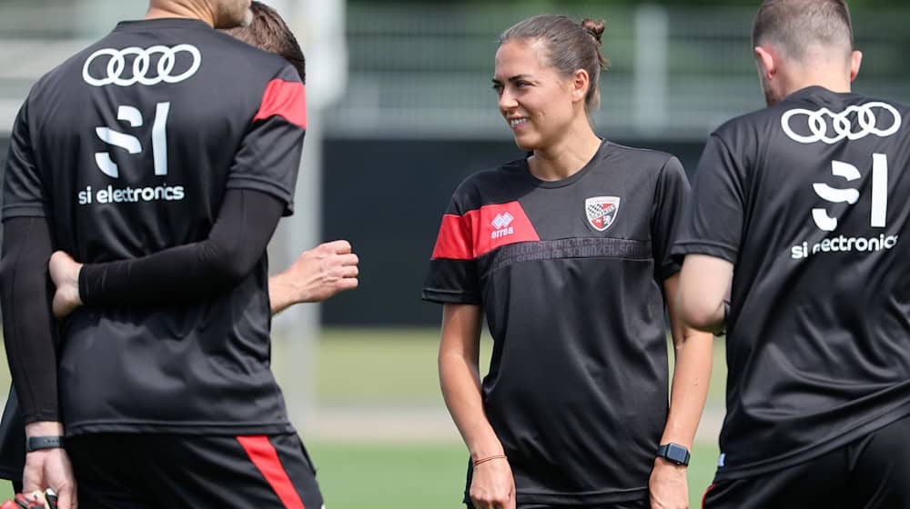 Sabrina Wittmann startet in ihre erste Saison als Cheftrainerin im Profifußball. / Foto: Daniel Löb/dpa