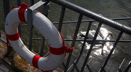 In der Nähe von Bregenz stieg der 29-Jährige ins Wasser. (Symbolbild) / Foto: Karl-Josef Hildenbrand/dpa