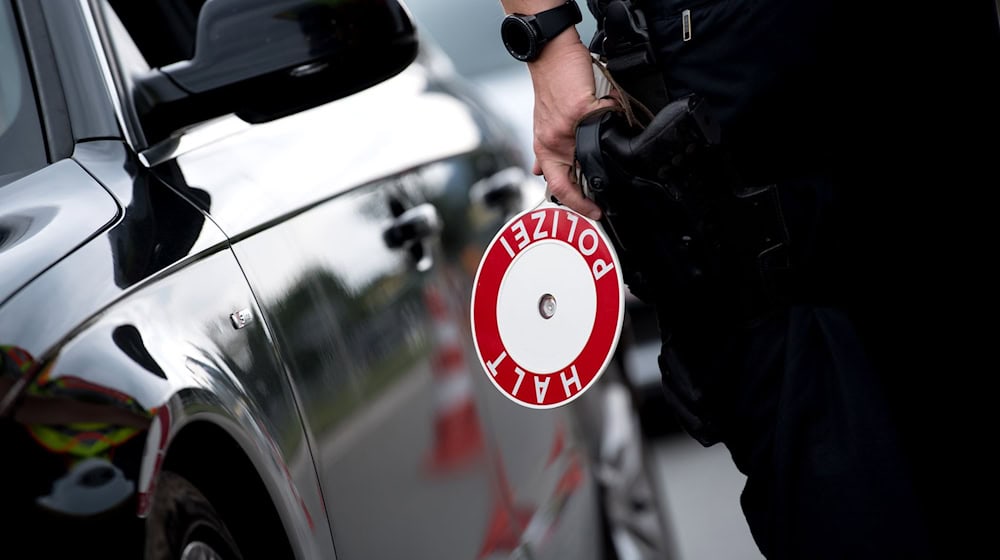 Nur durch starkes Abbremsen können andere Verkehrsteilnehmer einen Unfall vermeiden. (Symbolbild) / Foto: Sven Hoppe/dpa